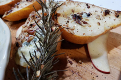 sauvignon-blanc-poached-pears-with-Saint-Agur-blue-cheese-and-toasted-pecans